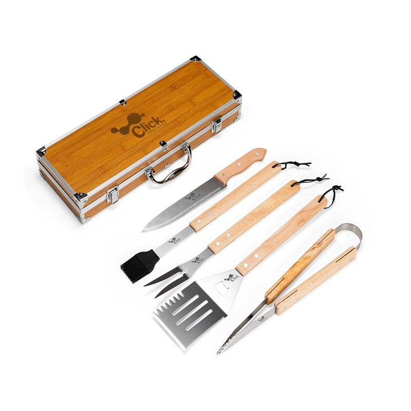 Kit para churrasco composto por cinco peças em inox com cabo em madeira de carvalho: faca com lâmina de 8 polegadas, espátula com cerdas de silicone, garfo de duas pontas, pegador de alimentos e uma espátula multiuso com lâminas serradas laterais e abridor de garrafas embutido. Acompanha maleta em alumínio com visual similar à madeira e trava de segurança para fechamento, além de revestimento interno em tecido Oxford e suportes em velcro para fixação dos itens.
Altura : 15,9 cm
Largura : 42,9 cm
Profundidade : 8,2 cm